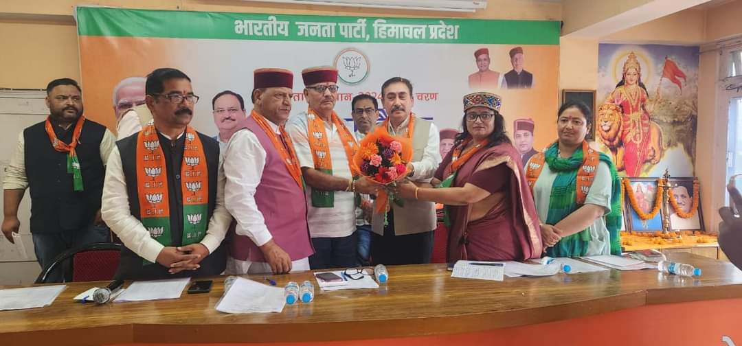 भाजपा की बैठक के दौरान पार्टी पदाधिकारियों को सम्मानित करते हुए। भाजपा की बैठक के दौरान पार्टी पदाधिकारियों को सम्मानित करते हुए।