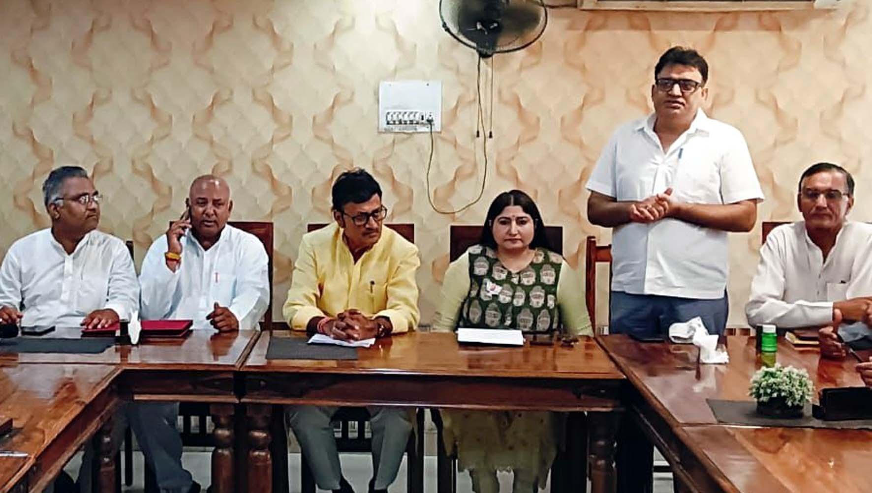 पत्रकारों से बातचीत करते भाजपा नेता राजेन्द्र राठौड़, नेहा धवन व अन्य। पत्रकारों से बातचीत करते भाजपा नेता राजेन्द्र राठौड़, नेहा धवन व अन्य।