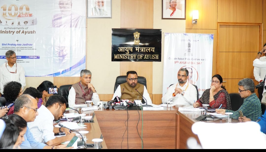 प्रतापराव जाधव प्रेसवार्ता को संबोधित करते हुए प्रतापराव जाधव प्रेसवार्ता को संबोधित करते हुए
