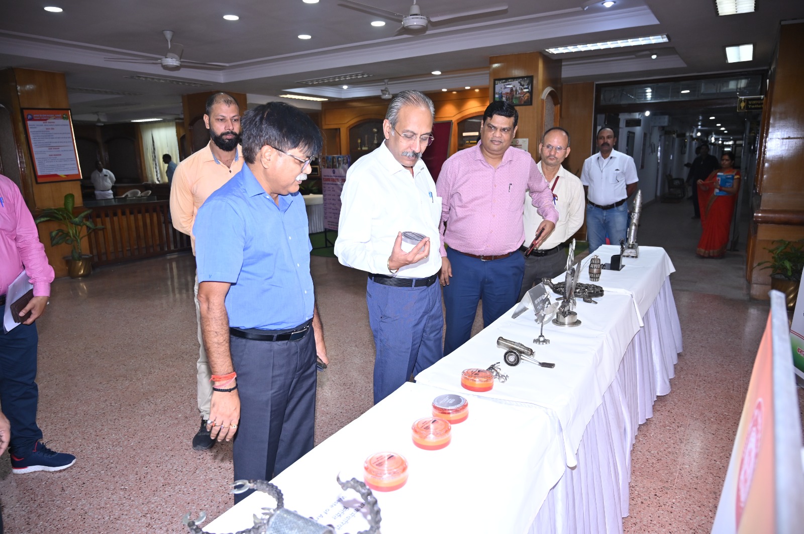 'वेस्ट ऑफ आर्ट' का अवलोकन करते अफसर: फोटो बच्चा गुप्ता 'वेस्ट ऑफ आर्ट' का अवलोकन करते अफसर: फोटो बच्चा गुप्ता