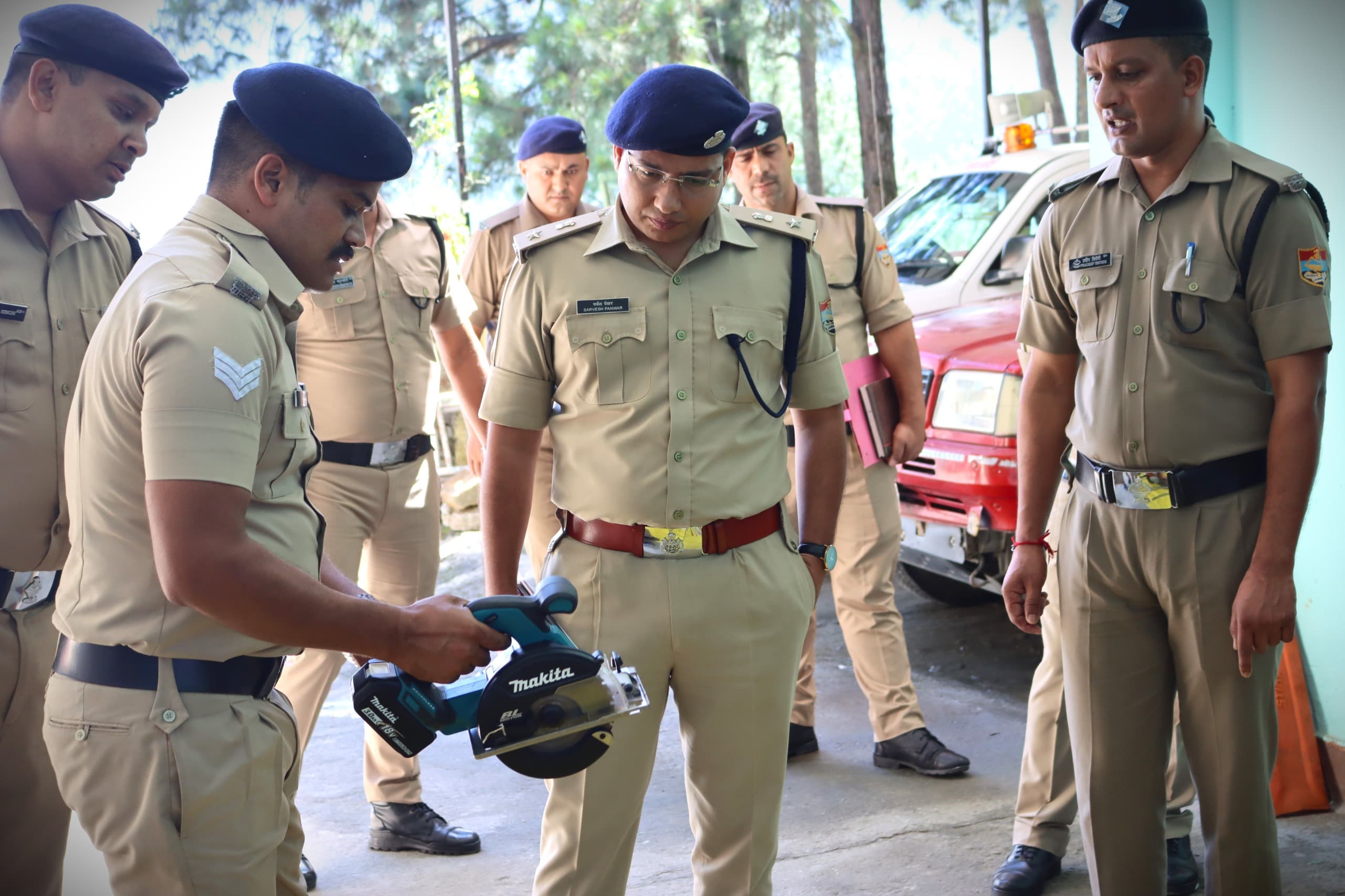 गोपेश्वर में फायर सर्विस के उपकरणों की जांच करते हुए एसपी चमोली।