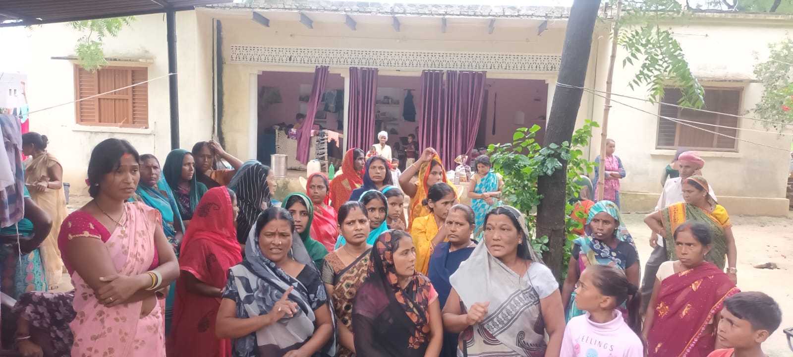 कैबिनेट मंत्री का घेराव कर ग्रामीणों ने हत्यारोपियों के फाँसी की किया मांग कैबिनेट मंत्री का घेराव कर ग्रामीणों ने हत्यारोपियों के फाँसी की किया मांग