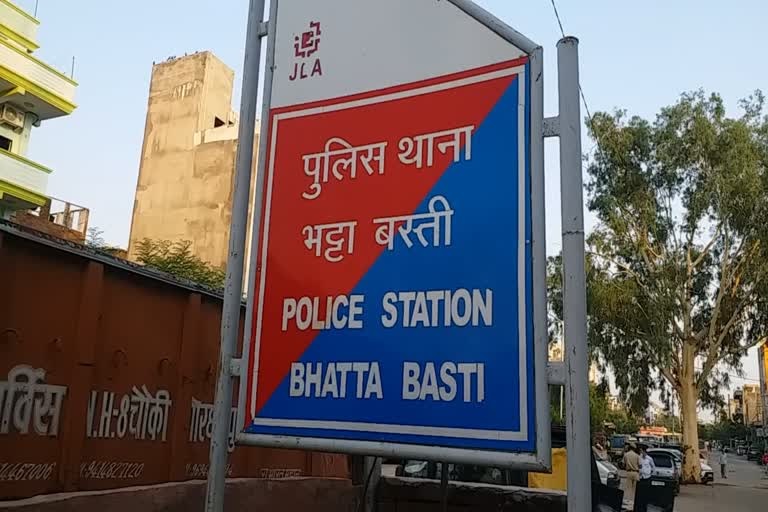फंदे से लटका मिला महिला का सड़ा-गला शव फंदे से लटका मिला महिला का सड़ा-गला शव