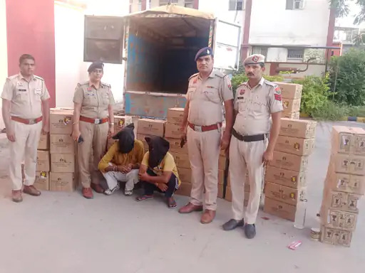 पुलिस गिरफ्त में अवैध शराब व पकड़े गए दोनों शराब तस्कर। पुलिस गिरफ्त में अवैध शराब व पकड़े गए दोनों शराब तस्कर।