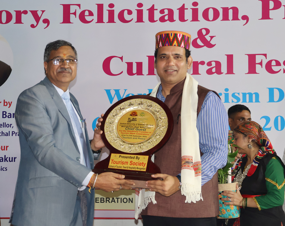 सीयू के कुलपति मुख्यअतिथि को सम्मानित करते हुए। सीयू के कुलपति मुख्यअतिथि को सम्मानित करते हुए।