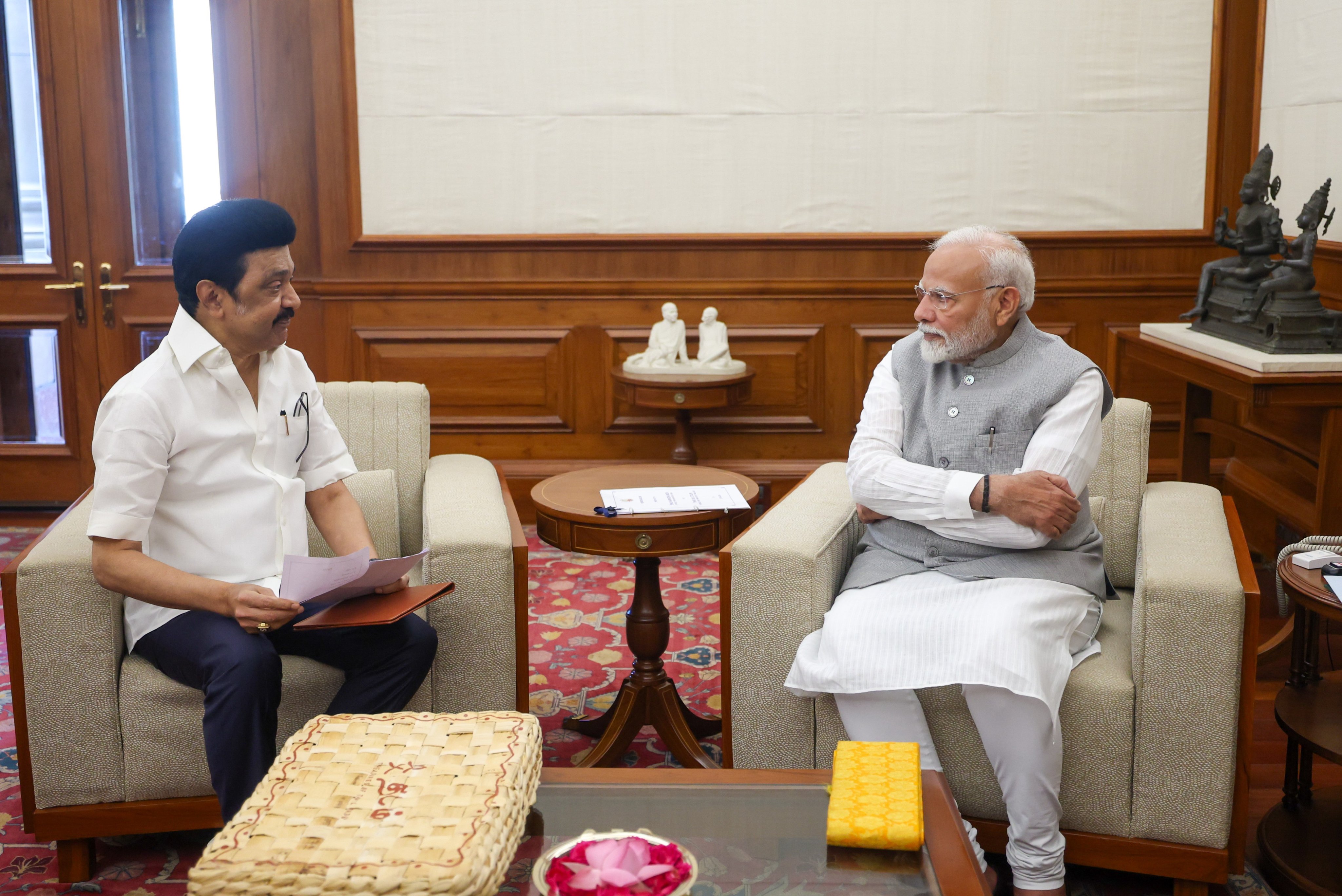 तमिलनाडु के मुख्यमंत्री एमके स्टालिन शुक्रवार को दिल्ली में प्रधानमंत्री नरेन्द्र मोदी से मुलाकात के दौरान तमिलनाडु के मुख्यमंत्री एमके स्टालिन शुक्रवार को दिल्ली में प्रधानमंत्री नरेन्द्र मोदी से मुलाकात के दौरान