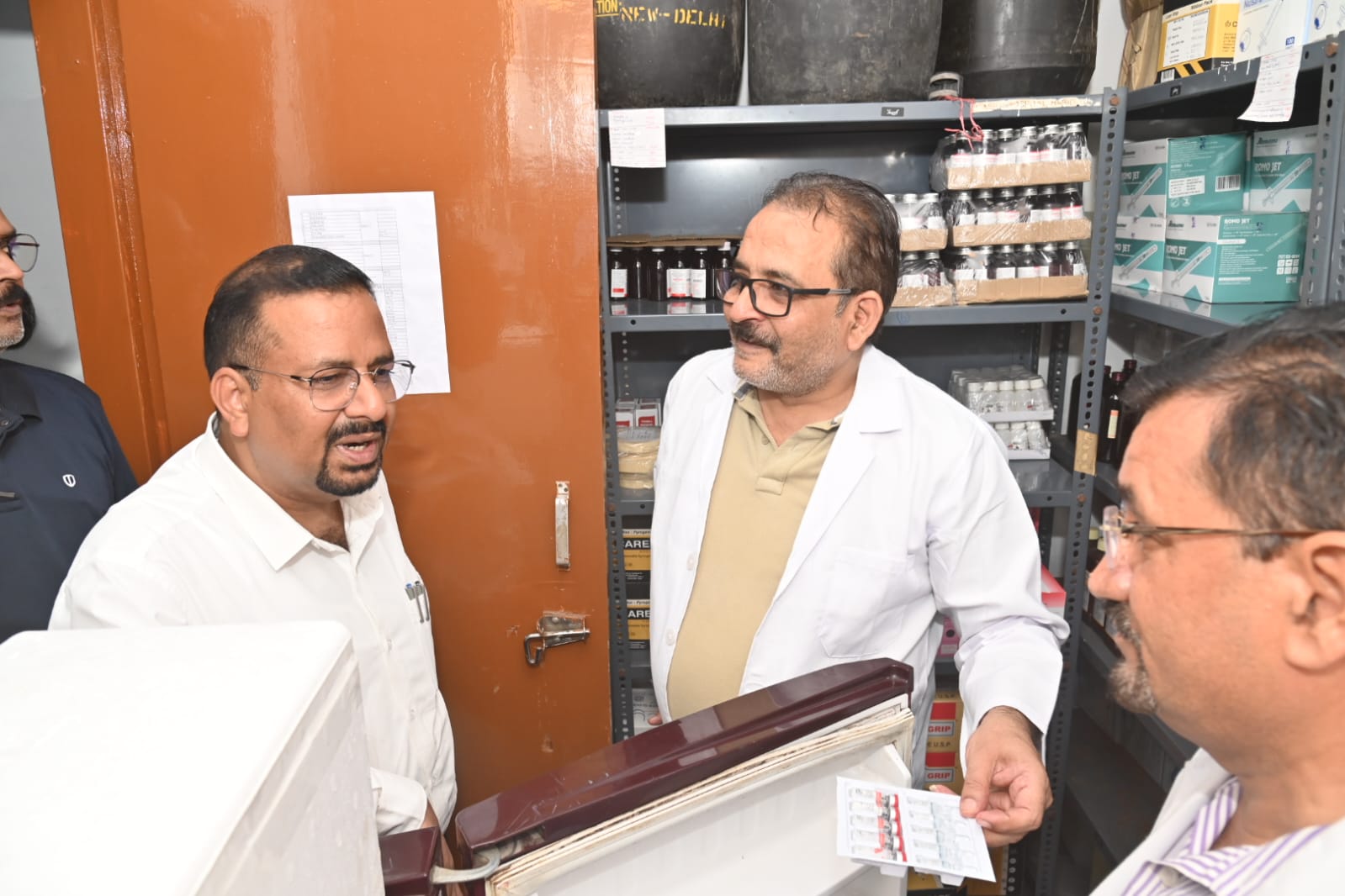 मेला अस्पताल का निरीक्षण करते जिला अधिकारी मेला अस्पताल का निरीक्षण करते जिला अधिकारी