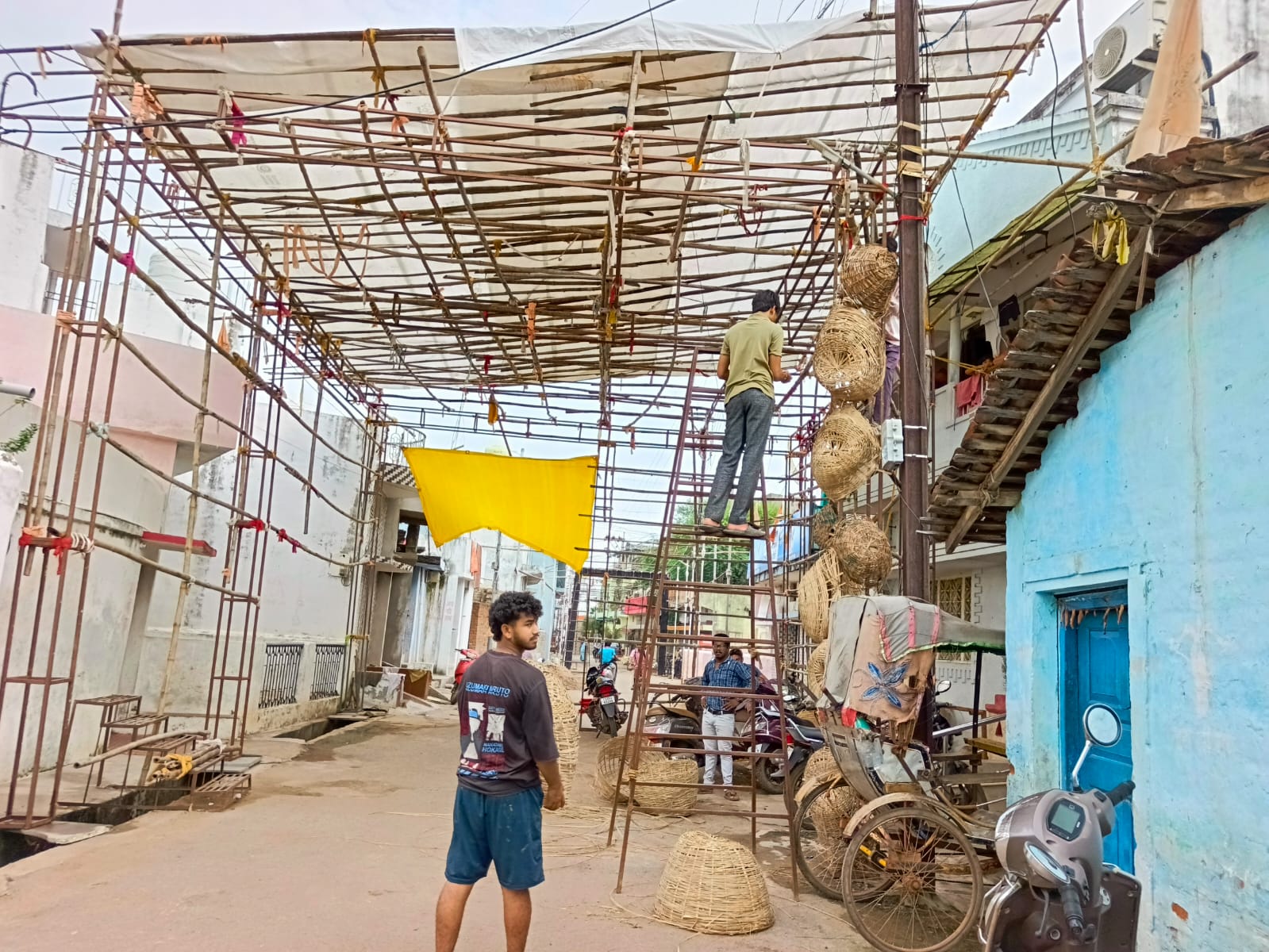 शहर के मराठापारा में दुर्गा पंडाल तैयार करते हुए युवा। शहर के मराठापारा में दुर्गा पंडाल तैयार करते हुए युवा।