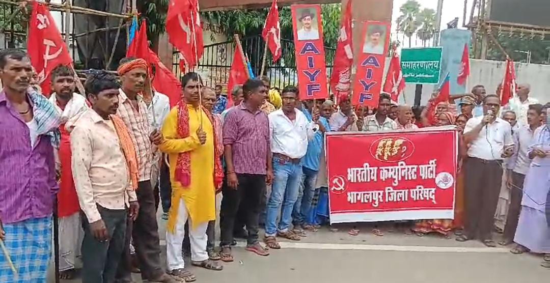 प्रदर्शन करते लोग प्रदर्शन करते लोग