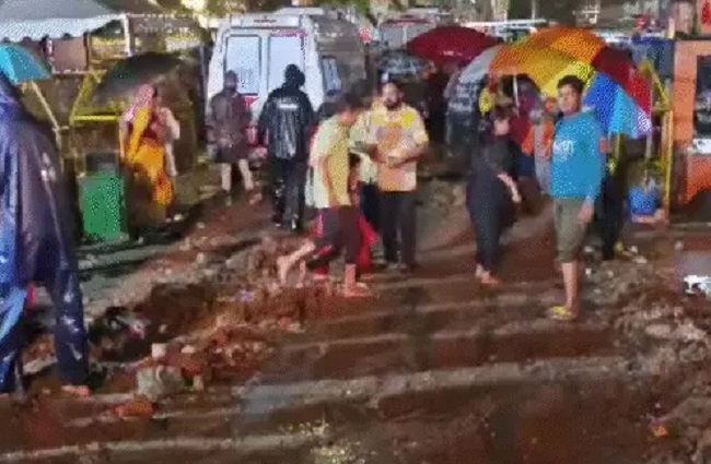 महाकाल मंदिर के पास दीवार गिरी महाकाल मंदिर के पास दीवार गिरी