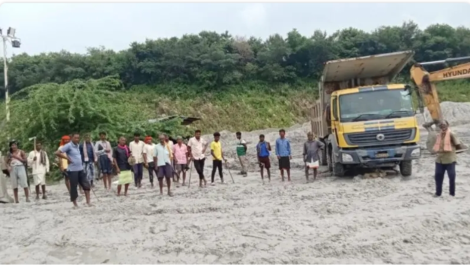 गांव के किसानों में जमकर आक्रोश