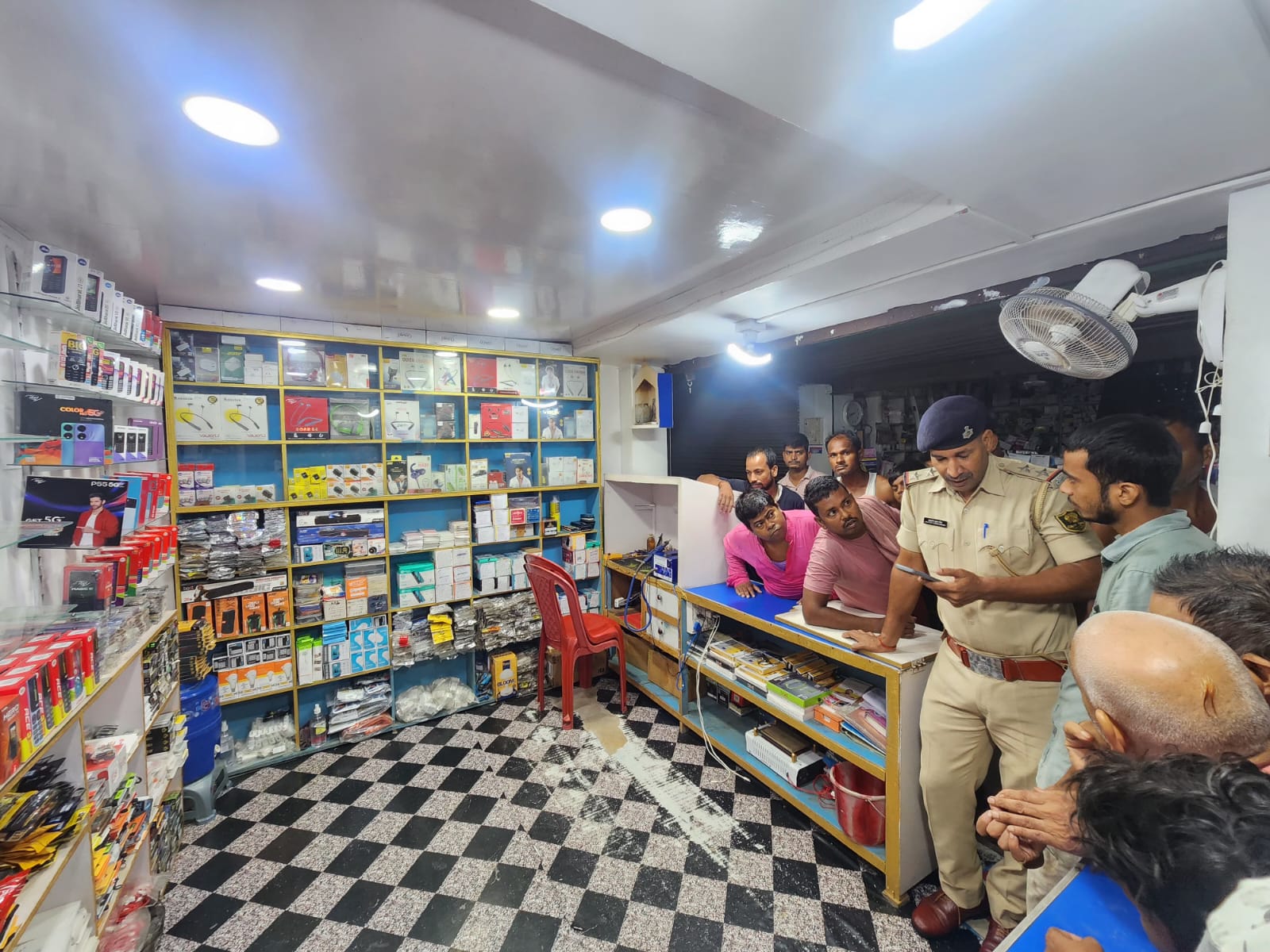 दो दुकानों में बीती रात को चोर ने भीषण चोरी की घटना को दिया अंजाम दो दुकानों में बीती रात को चोर ने भीषण चोरी की घटना को दिया अंजाम