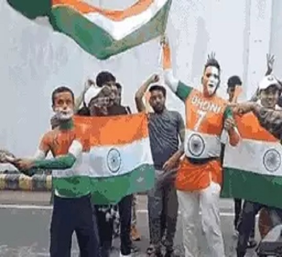 भारत और बांग्लादेश टेस्ट मैच को लेकर दर्शकों में दिखा गजब का उत्साह भारत और बांग्लादेश टेस्ट मैच को लेकर दर्शकों में दिखा गजब का उत्साह