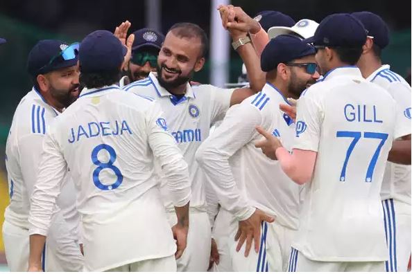 विकेट लेने की खुशी मनाते आकाशदीप व अन्य भारतीय विकेट लेने की खुशी मनाते आकाशदीप व अन्य भारतीय