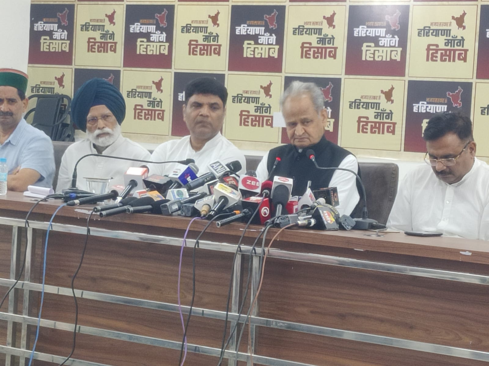राजस्थान के पूर्व मुख्यमंत्री अशाेक गहलाेत चंडीगढ़ में पत्रकाराें से बातचीत करते हुए राजस्थान के पूर्व मुख्यमंत्री अशाेक गहलाेत चंडीगढ़ में पत्रकाराें से बातचीत करते हुए