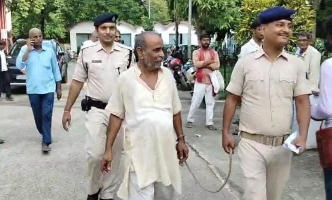 अभियुक्त को जेल ले जाती पुलिस अभियुक्त को जेल ले जाती पुलिस