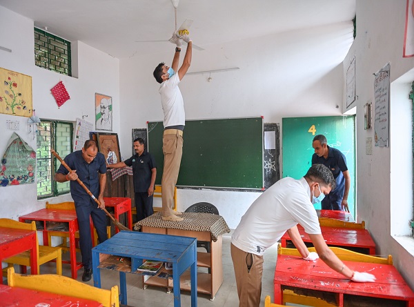 राजभवन स्थित उच्च प्राथमिक विद्यालय में सफाई अभियान चलाया गया