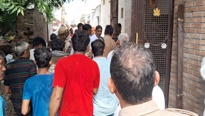 28 Snp-      सोनीपत: आग को बुझााने में लगे हुए युवक।         एकत्र क्षेत्रवासी