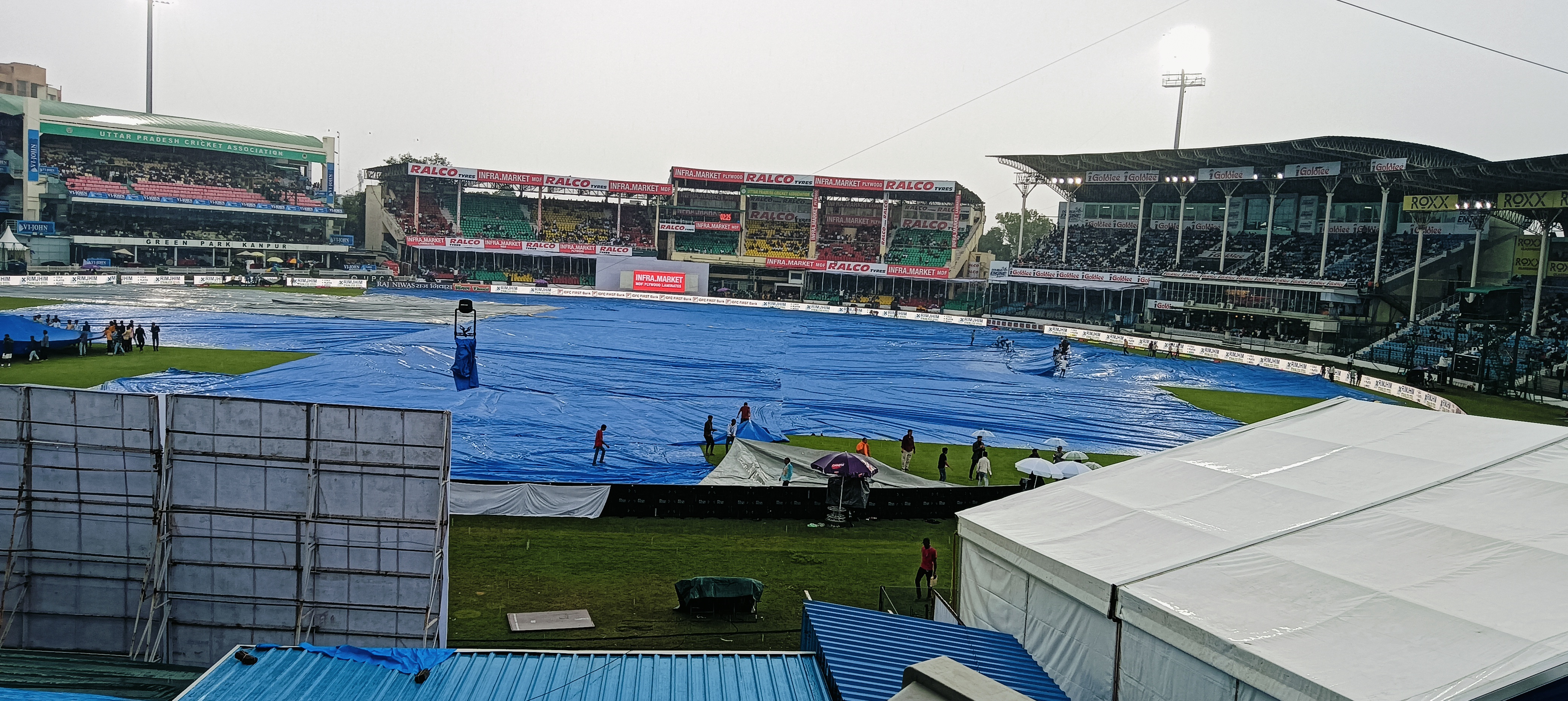 कानपुर का ग्रीन पार्क स्टेडियम कवर से ढका हुआ कानपुर का ग्रीन पार्क स्टेडियम कवर से ढका हुआ