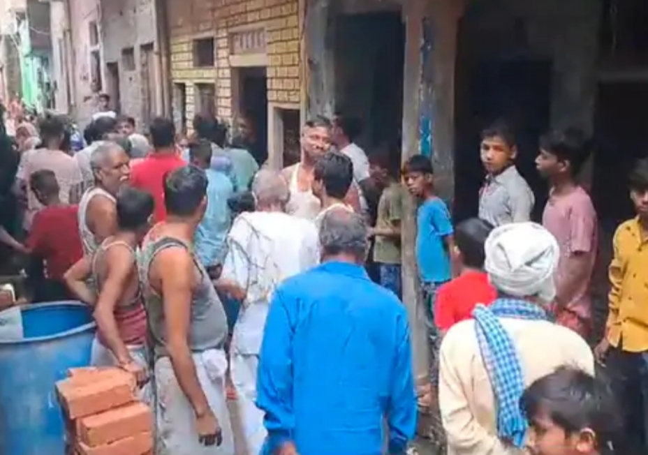 मौके पर मौजूद भीड़ मौके पर मौजूद भीड़