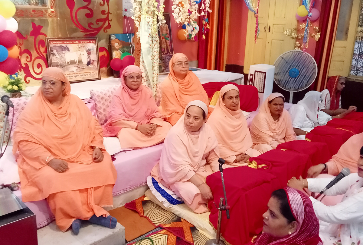 रामायण के पाठ शुरु करते हुए संत मंडली व सत्संग में भाग लेते श्रद्धालु। रामायण के पाठ शुरु करते हुए संत मंडली व सत्संग में भाग लेते श्रद्धालु।
