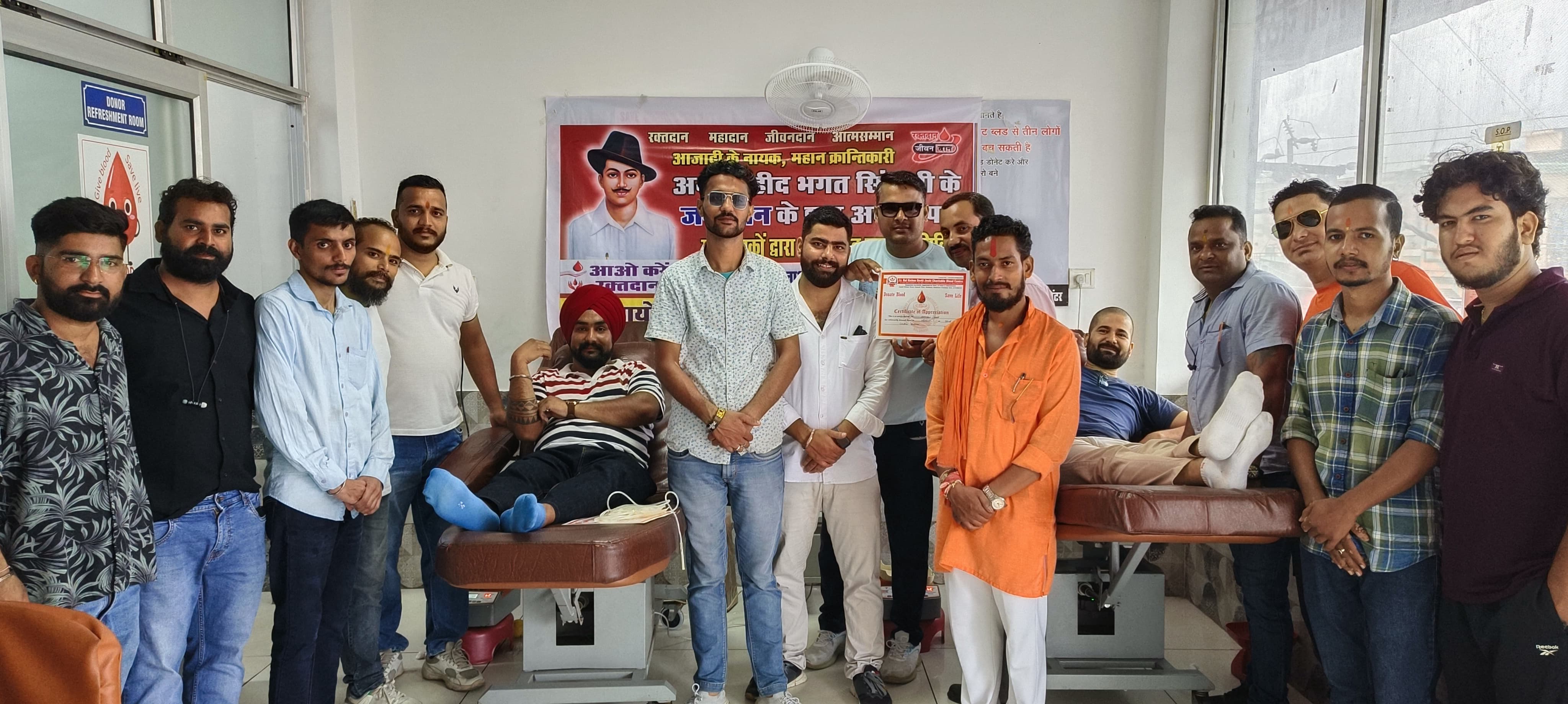 रक्तदान करते गऊ सेवक। रक्तदान करते गऊ सेवक।