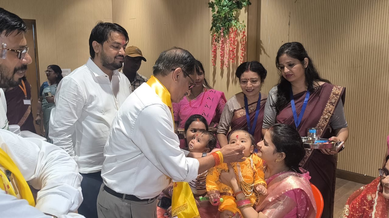सांसद रवि किशन, विधायक प्रदीप शुक्ला, महापौर डॉ मंगलेश, अन्य जनप्रतिनिधिगण व अधिकारीगण ने भी की शिरकत* सांसद रवि किशन, विधायक प्रदीप शुक्ला, महापौर डॉ मंगलेश, अन्य जनप्रतिनिधिगण व अधिकारीगण ने भी की शिरकत*