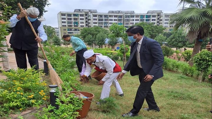 न्यायालय परिसर में चलाया गया स्वच्छता अभियान न्यायालय परिसर में चलाया गया स्वच्छता अभियान