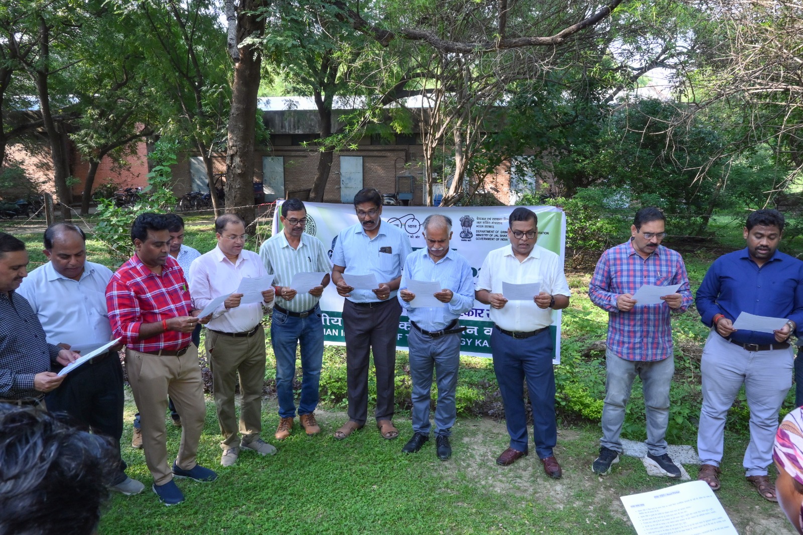 आईआईटी कानपुर में दिलाई गई स्वच्छता की शपथ आईआईटी कानपुर में दिलाई गई स्वच्छता की शपथ