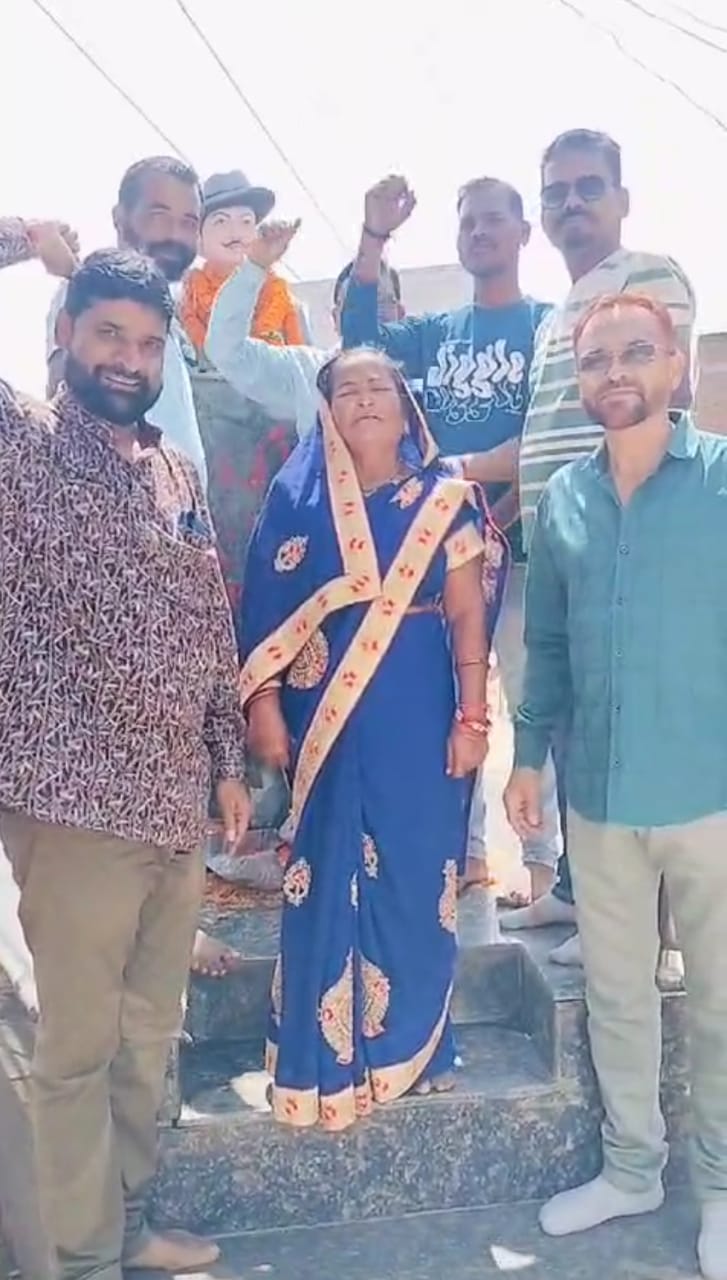 बलिदानी भगत सिंह की जयंती मनाते हुए वार्डवासी। बलिदानी भगत सिंह की जयंती मनाते हुए वार्डवासी।