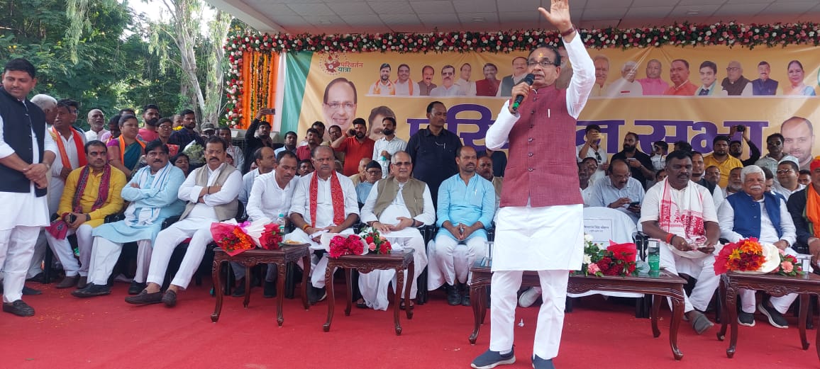 संबोधित करते शिवराज सिंह चौहान संबोधित करते शिवराज सिंह चौहान