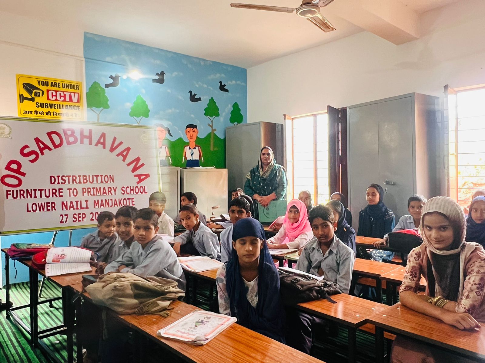स्कूल को आवश्यक फर्नीचर और शिक्षण सहायक सामग्री प्रदान की स्कूल को आवश्यक फर्नीचर और शिक्षण सहायक सामग्री प्रदान की