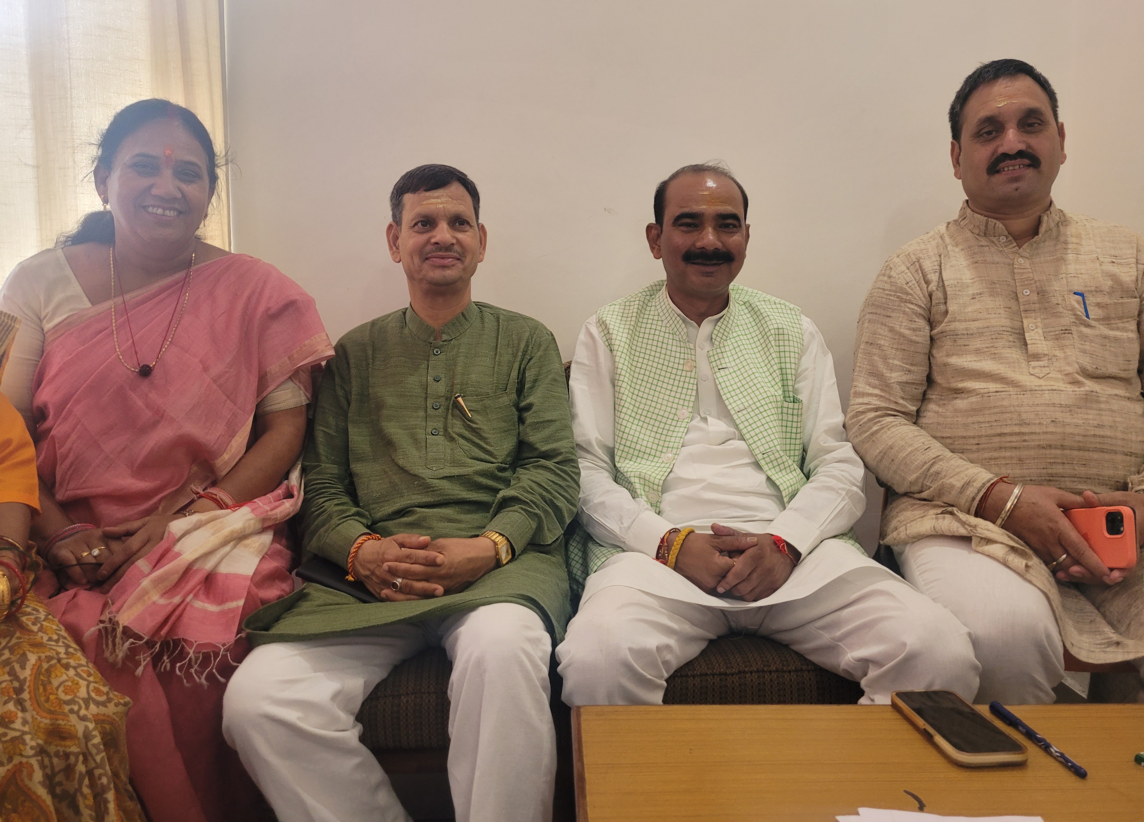 केंद्रीय राज्य मंत्री अजय टम्टा पत्रकारों से वार्ता करते हुए केंद्रीय राज्य मंत्री अजय टम्टा पत्रकारों से वार्ता करते हुए