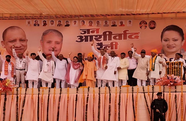 नारनौल के गांव भोजावास में उपस्थित जनसमूह का अभिवादन करते हुए उत्तर प्रदेश के मुख्यमंत्री योगी आदित्यनाथ। नारनौल के गांव भोजावास में उपस्थित जनसमूह का अभिवादन करते हुए उत्तर प्रदेश के मुख्यमंत्री योगी आदित्यनाथ।