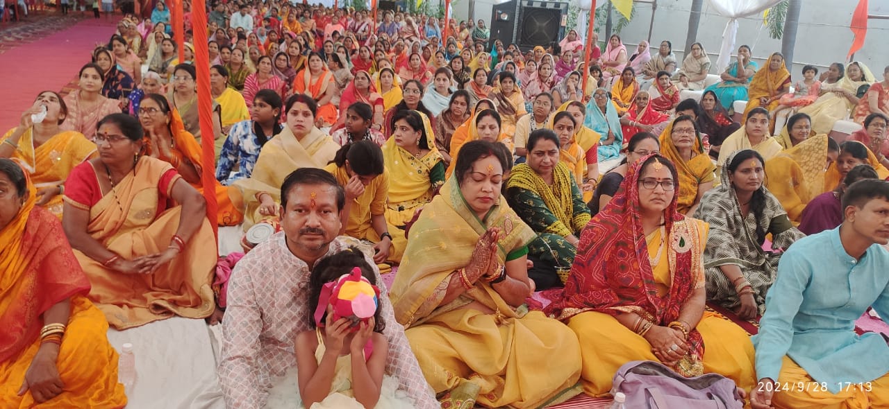 रुद्री साहू सदन में आयोजित श्रीमद्भागवत कथा सुनते हुए श्रध्दालु।
