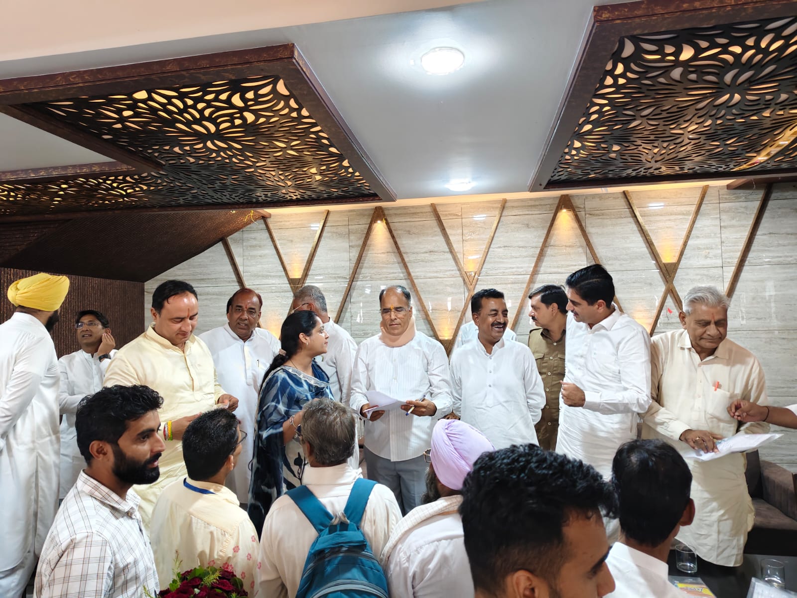 जनता मालिक, अधिकारी सेवक, जनप्रतिनिधि जनता के वकील: कैबिनेट मंत्री जनता मालिक, अधिकारी सेवक, जनप्रतिनिधि जनता के वकील: कैबिनेट मंत्री