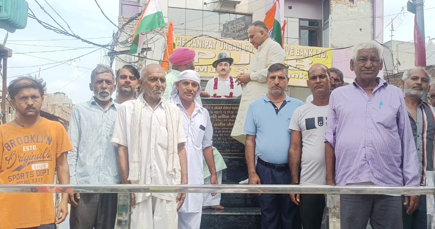 28 Snp- 2 सोनीपत: शहीद-ए-आज़म सरदार भगत सिंह की प्रतिमा पर माल्यार्पण करते हुए राजीव जैन। 28 Snp- 2 सोनीपत: शहीद-ए-आज़म सरदार भगत सिंह की प्रतिमा पर माल्यार्पण करते हुए राजीव जैन।