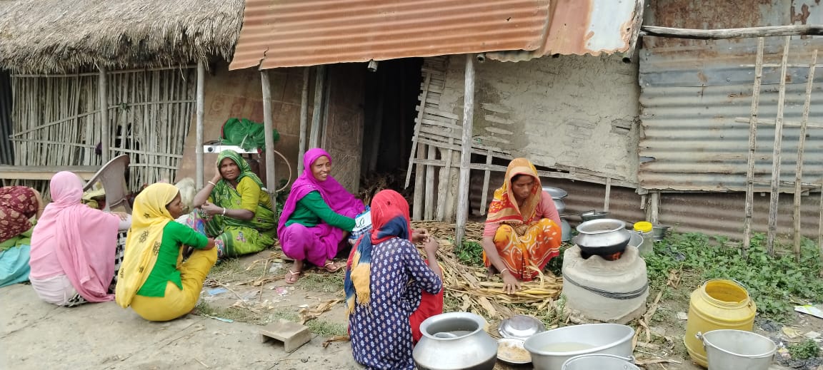 बाढ़ से प्रभावित परिवार बाढ़ से प्रभावित परिवार