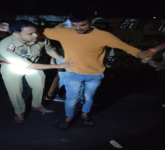 कानपुर: पुलिस मुठभेड़ में गोली लगने से एक लुटेरा घायल, उसका साथी बदमाश गिरफ्तार कानपुर: पुलिस मुठभेड़ में गोली लगने से एक लुटेरा घायल, उसका साथी बदमाश गिरफ्तार