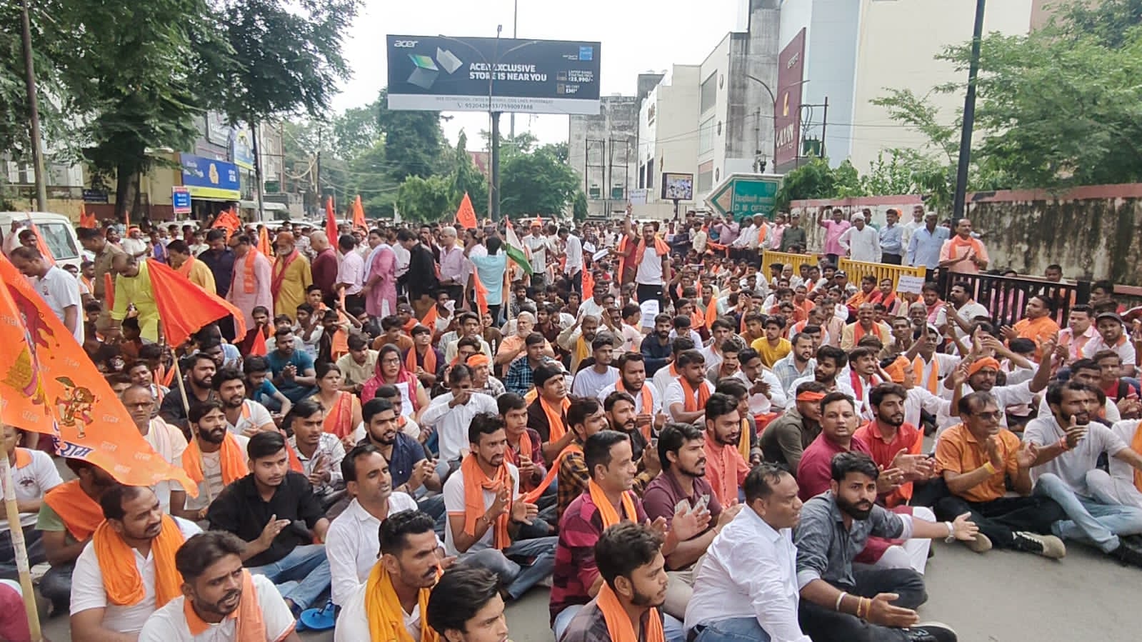 विश्व हिंदू परिषद मुरादाबाद मंडल के पदाधिकारियों ने मंडलायुक्त कार्यालय पर किया प्रदर्शन विश्व हिंदू परिषद मुरादाबाद मंडल के पदाधिकारियों ने मंडलायुक्त कार्यालय पर किया प्रदर्शन