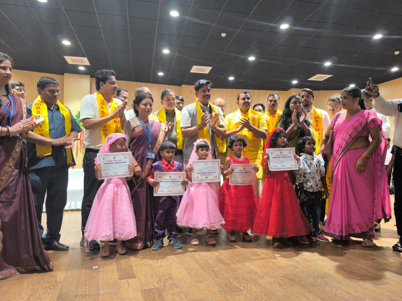 सांसद रवि किशन, विधायक प्रदीप शुक्ला, महापौर डॉ मंगलेश, अन्य जनप्रतिनिधिगण व अधिकारीगण ने भी की शिरकत* सांसद रवि किशन, विधायक प्रदीप शुक्ला, महापौर डॉ मंगलेश, अन्य जनप्रतिनिधिगण व अधिकारीगण ने भी की शिरकत*