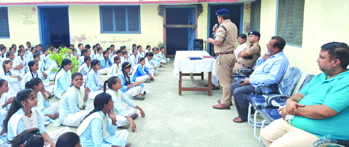 जागरूकता अभियान के दौरान जानकारी देते हुए जागरूकता अभियान के दौरान जानकारी देते हुए