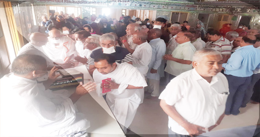 28 Snp- 3 सोनीपत: नेपाल केसरी, राष्ट्र संत, मानव मिलन के संस्थापक डॉ श्री मणिभद्र मुनि महाराज से आशीर्वाछ लेते हुए श्रावक 28 Snp- 3 सोनीपत: नेपाल केसरी, राष्ट्र संत, मानव मिलन के संस्थापक डॉ श्री मणिभद्र मुनि महाराज से आशीर्वाछ लेते हुए श्रावक