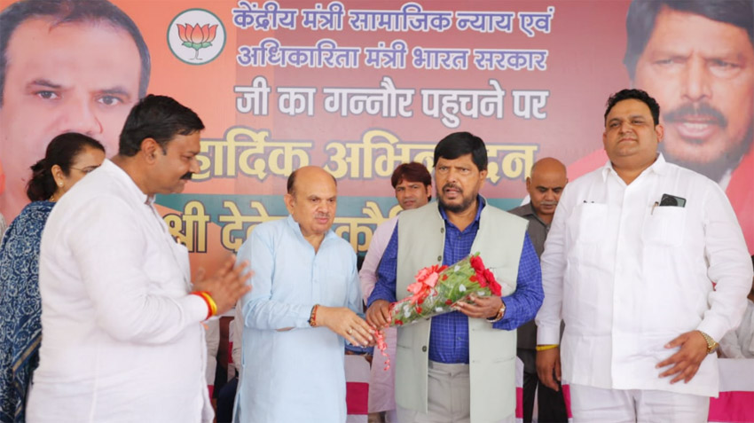 28 Snp- 5 सोनीपत: केंद्रीय मंत्री रामदास अठावले का गन्नौर में भाजपा उम्मीदवार देवेन्द्र कौशिक के समर्थन में जनसभा में पहुंचने पर स्वागत करते हुए पूर्व सांसद रमेश कौशिक। 28 Snp- 5 सोनीपत: केंद्रीय मंत्री रामदास अठावले का गन्नौर में भाजपा उम्मीदवार देवेन्द्र कौशिक के समर्थन में जनसभा में पहुंचने पर स्वागत करते हुए पूर्व सांसद रमेश कौशिक।