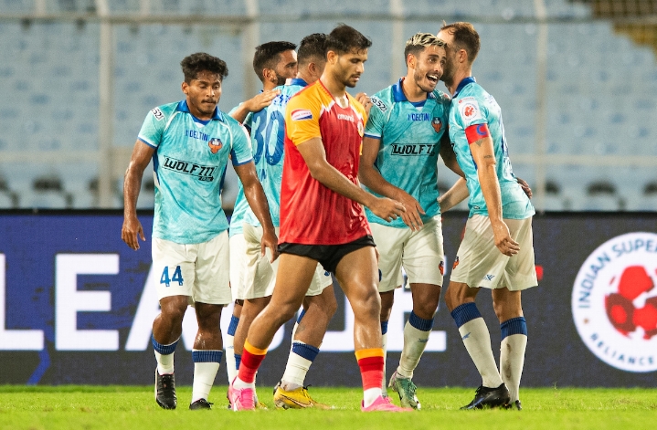 हैट्रिक गोल करने वाली बोरा हेरारा (नीली जर्सी में हंसते हुए) हैट्रिक गोल करने वाली बोरा हेरारा (नीली जर्सी में हंसते हुए)