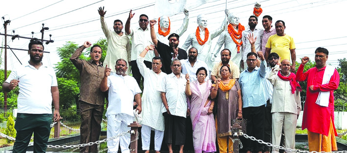 श्रद्धांजलि देते हुए कांग्रेसी