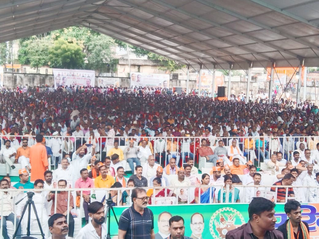 उपस्थित कार्यकर्ता एवं अन्य उपस्थित कार्यकर्ता एवं अन्य