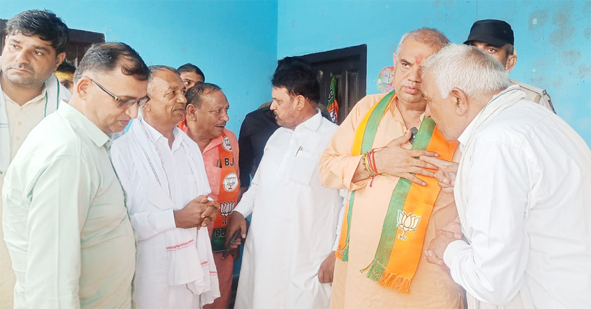28 Snp-4 सोनीपत: कार्यक्रम के दौरान बात सुनते हुए भाजपा उम्मीदवार देेवंेद्र कौशिक 28 Snp-4 सोनीपत: कार्यक्रम के दौरान बात सुनते हुए भाजपा उम्मीदवार देेवंेद्र कौशिक