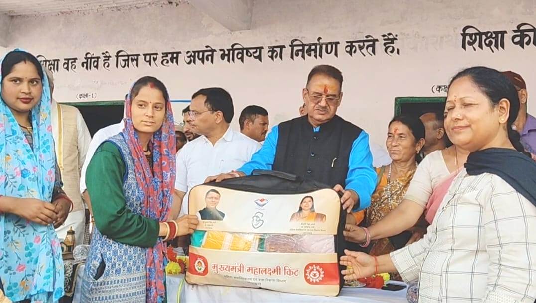 महिलाओं को महालक्ष्मी किट प्रदान करते कृषि एवं कृषक कल्याण, सैनिक कल्याण एवं ग्राम्य विकास विभाग मंत्री गणेश जोशी। महिलाओं को महालक्ष्मी किट प्रदान करते कृषि एवं कृषक कल्याण, सैनिक कल्याण एवं ग्राम्य विकास विभाग मंत्री गणेश जोशी।