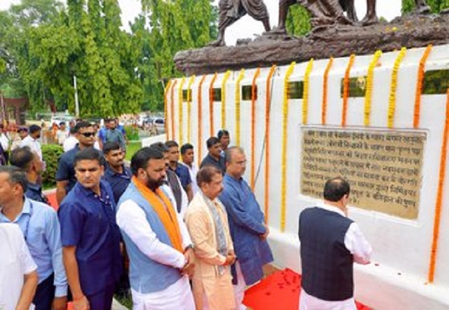 सप्तमूर्ति पर माल्यर्पण करते जेपी नड़डा के साथ अनय्् सप्तमूर्ति पर माल्यर्पण करते जेपी नड़डा के साथ अनय््
